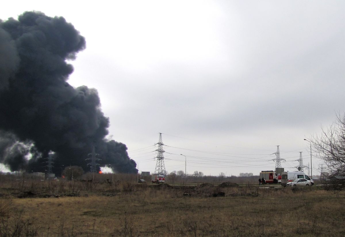 Горит нефтебаза в орле сегодня. Пожар на нефтебазе в Белгороде. Горит Нефтебаза в Белгороде. Белгород Нефтебаза после пожара. Белгород Нефтебаза взрыв.