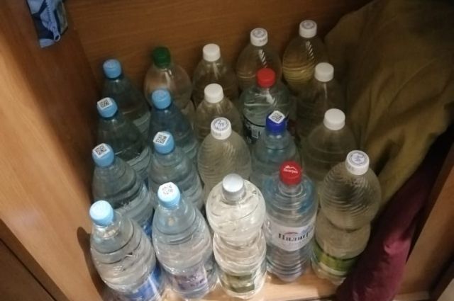 У жительницы Новотроицка в квартире нашли более 30 литров самодельного алкоголя.