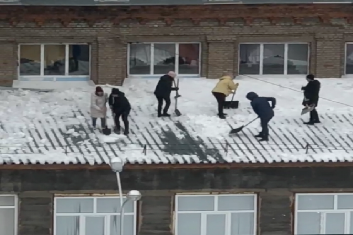 Крыша школы. Снег на крыше. Снег на крыше школы. Уфа обрушение крыши.
