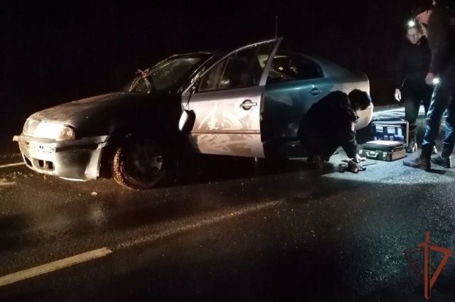 В ДТП на трассе Оренбург-Беляевка росгвардеец спас из тонущей машины женщину. 