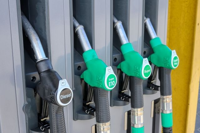 Цены на бензин на некоторых заправках Оренбуржья снизились почти на 7 рублей 