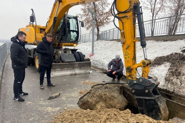 В Барнауле восстанавливают провалившийся асфальт в Нагорном парке