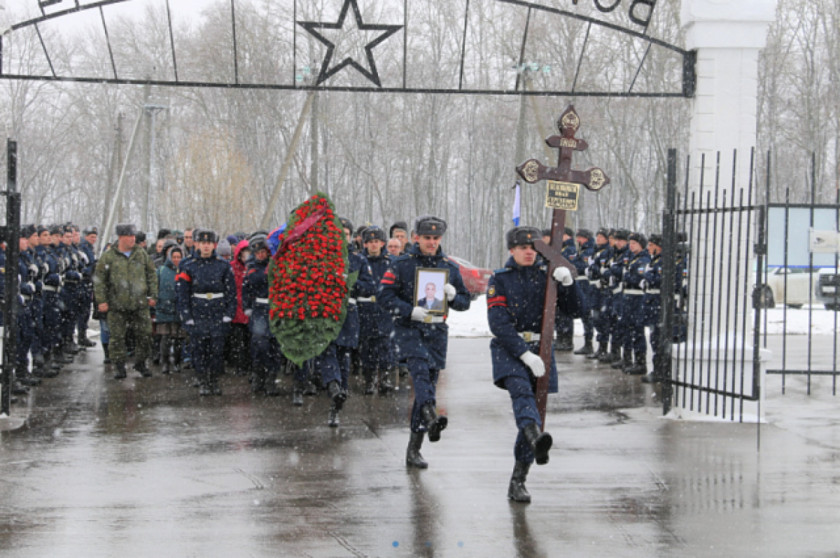 Церемония прощания с военнослужащим погибшим на Украине. Прощание с солдатом. Похороны военнослужащего. Военное кладбище в Туле.