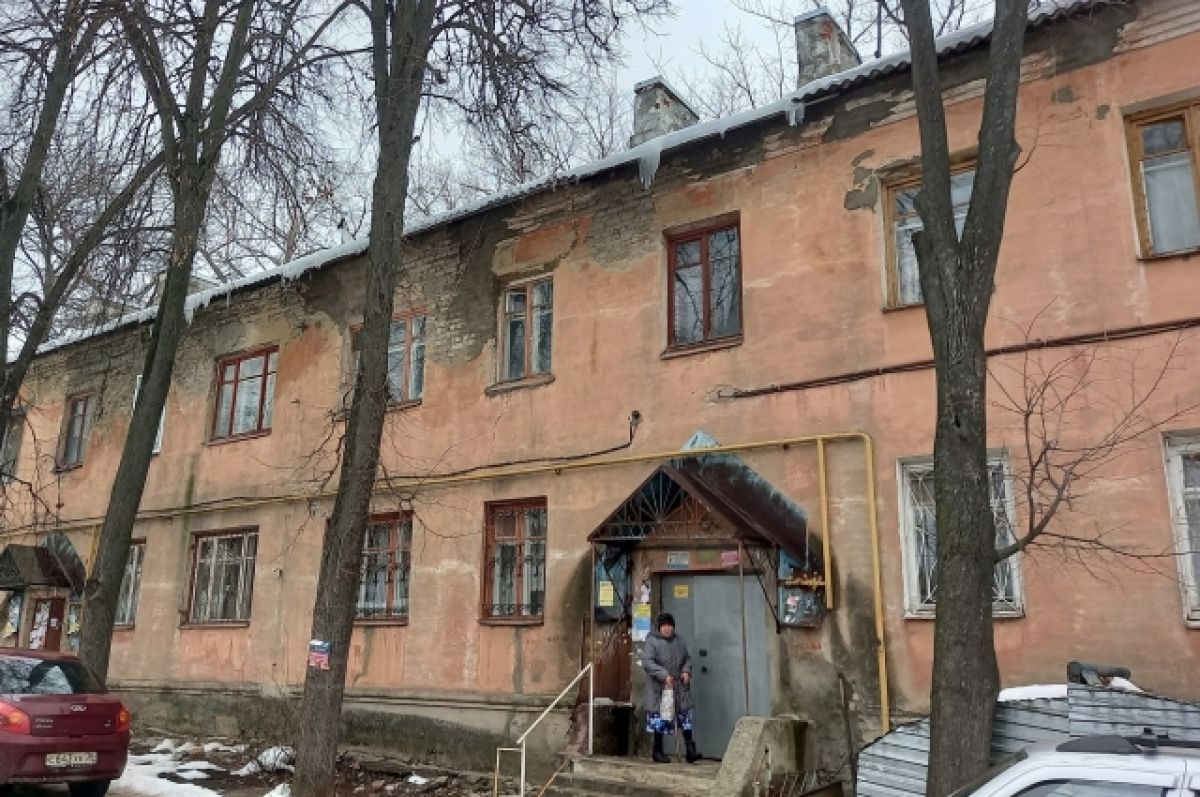 Можно ли в аварийном жилье. Расселение ветхих домов в городе Воронеж. Тореза 51 расселение. Аварийный дом. Аварийное состояние здания.