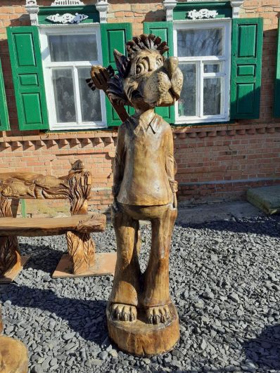 Недавно Олег вырезал из дерева гигантского волка из «Ну, погоди!»