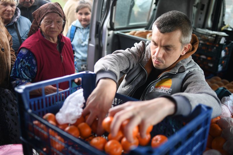 Волонтёры общественной организации «Пища жизни. Донбасс» раздают горячие обеды и гуманитарную помощь жителям села Крымское