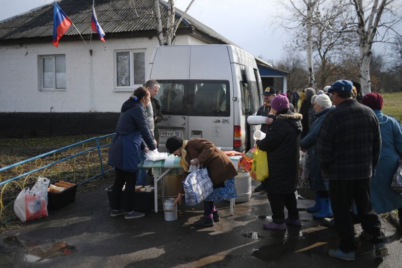 Волонтёры общественной организации «Пища жизни. Донбасс» раздают горячие обеды и гуманитарную помощь жителям села Крымское