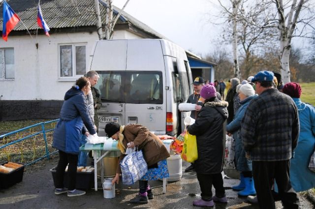Раздача гуманитарной помощи в сёлах Крымское и Трёхизбенка в ЛНР
