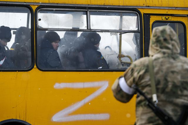 Автобус с украинскими военнопленными на окраине Мариуполя.