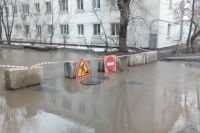В Оренбурге из-за повреждения коллектора перекрыли улицу Томилинскую.