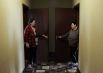 Женщины беседуют в коридоре гостевого дома «Семейный очаг» в городе Рассказово Тамбовской области, ставшего пунктом временного размещения для беженцев из Мариуполя