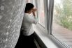 Девушка смотрит в окно номера гостевого дома «Семейный очаг» в городе Рассказово Тамбовской области, ставшего пунктом временного размещения для беженцев из Мариуполя