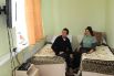 Беженцы смотрят телевизор в номере гостевого дома «Семейный очаг» в городе Рассказово Тамбовской области, ставшего пунктом временного размещения для беженцев из Мариуполя