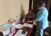 Медицинская сестра измеряет артериальное давление у одной из женщин в номере гостевого дома «Семейный очаг» в городе Рассказово Тамбовской области, ставшего пунктом временного размещения для беженцев из Мариуполя