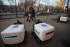 Беспилотные роботы-доставщики «Яндекса» на улице в Москве