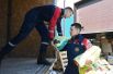 Студенты всероссийского студенческого корпуса спасателей (ВСКС) в Ростове-на-Дону загружают коробки с гуманитарной помощью для жителей ЛНР