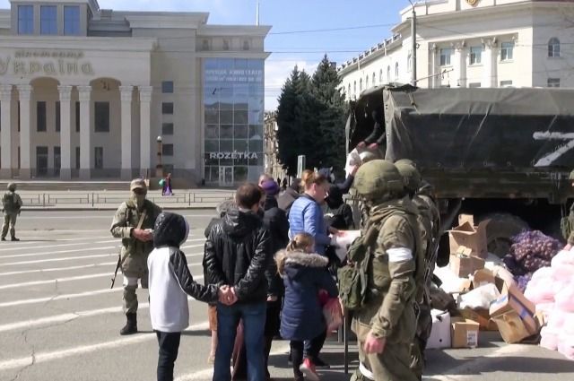 Раздача гуманитарной помощи в Херсоне