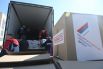 Студенты всероссийского студенческого корпуса спасателей (ВСКС) в Ростове-на-Дону загружают коробки с гуманитарной помощью для жителей ЛНР