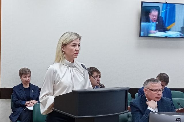 Региональный министр социальной защиты Ольга Орлова в Сахалинской областной думе.