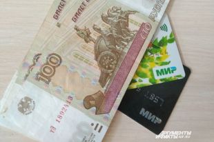 49-летний мужчина обвиняется в краже денег с банковской карты.