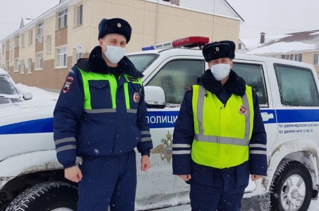 Автоинспекторы помогли гражданам освободить машину из снега