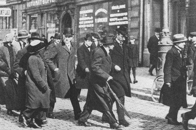 Ленин с группой русских политэмигрантов в Стокгольме в день проезда из Швейцарии в Россию. (31 марта/13 апреля 1917 г).