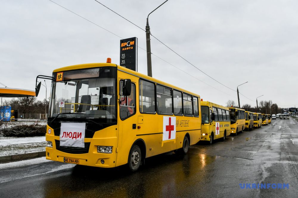 Маршрутки с эмблемой Красного креста для эвакуации людей