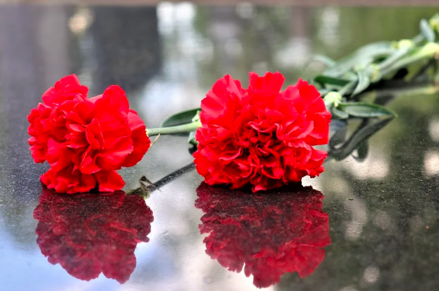 Ижевчане несут цветы к временному мемориалу памяти Владимира Жириновского