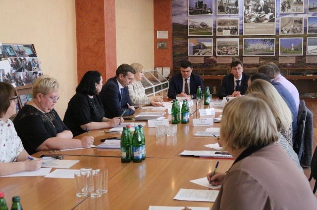 Руководители Уральской Стали и Министерства образования Оренбургской области обсудили создание производственного кластера на базе НПК.