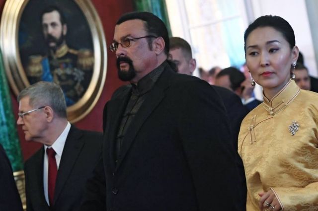Американский актёр Стивен Сигал (в центре) с супругой Эрдэнэтуе Бацук в Большом Кремлевском дворце.