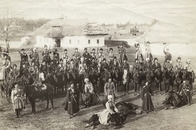 В 1860 году был подписан Указ о создании Кубанского казачьего войска, которое объединило черноморцев и шесть из десяти бригад линейцев - до истоков Кубани у горы Эльбрус.