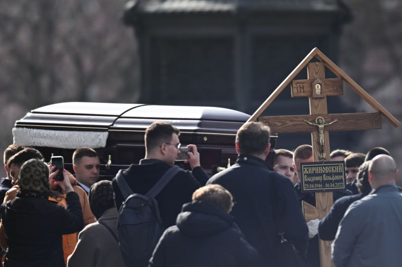 Погрузка в катафалк гроба с телом лидера ЛДПР Владимира Жириновского у храма Христа Спасителя
