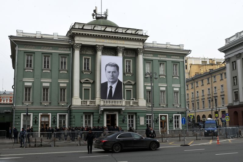 Портрет лидера ЛДПР Владимира Жириновского на здании Дома Союзов
