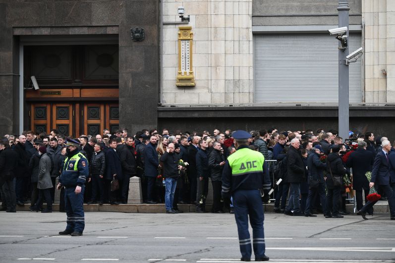 Люди, пришедшие на церемонию прощания с лидером ЛДПР Владимиром Жириновским в Колонном зале Дома Союзов