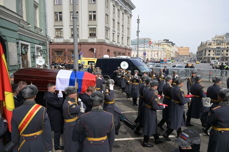 Вынос гроба с телом лидера ЛДПР Владимира Жириновского после церемонии прощания в Колонном зале Дома Союзов