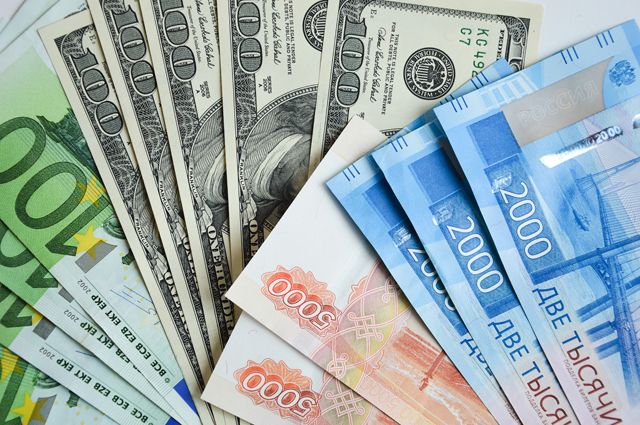 Доллар ниже 72 рублей, евро — ниже 78. Почему валюта дешевеет?