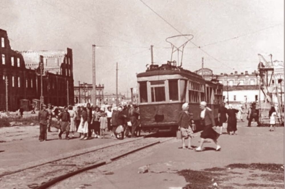 После освобождения Сталинграда от фашистских войск первые трамваи пошли в 1944 году. Фотограф Брянцев. ГАВО. 