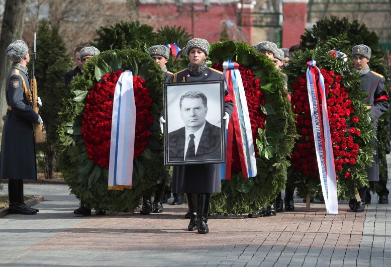 Церемония прощания с лидером ЛДПР Владимиром Жириновским во время похорон на Новодевичьем кладбище