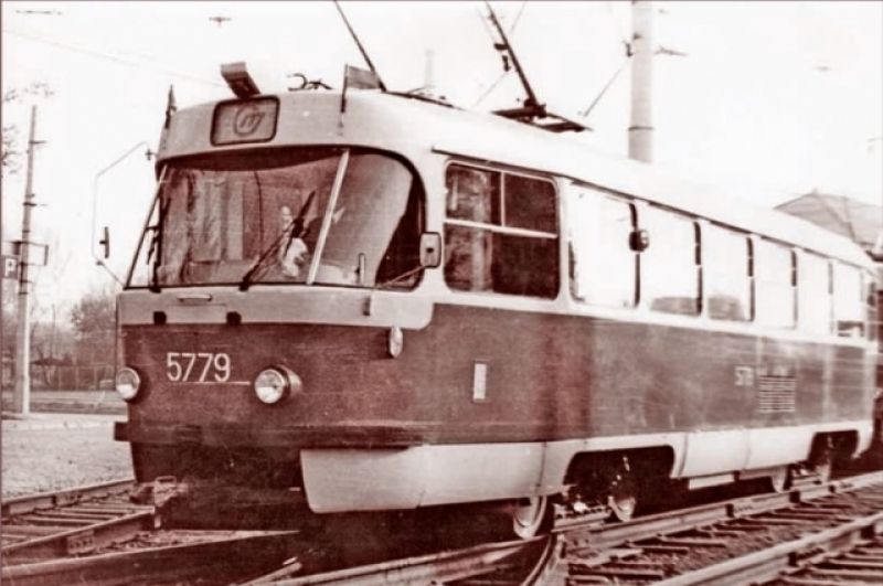Первый вагон, открывший движение метротрама.