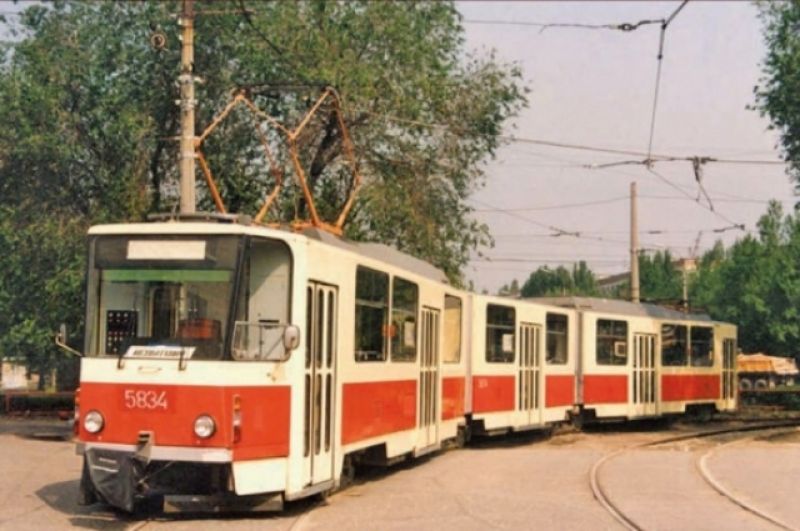 Трамвайный вагон типа KT8D5 — восьмиосный, трехсекционный трамвайный вагон, предназначенный для движения в обоих направлениях выпуска 1986-99 годов.
