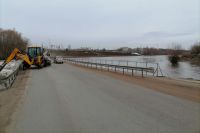 Движение по нижнему мосту через реку Самара в Бузулуке запрещено из-за скопления льда.