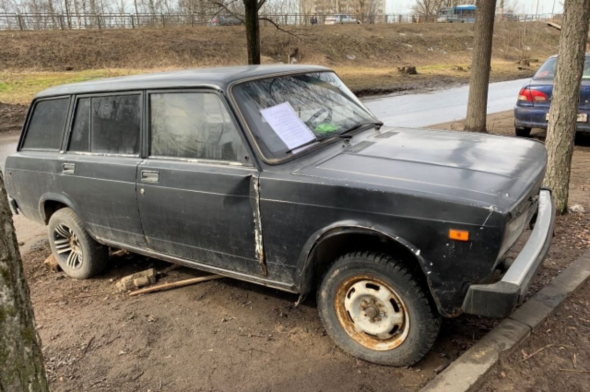 Власти Твери требуют убрать с городской улицы брошенный автомобиль | АиФ  Тверь