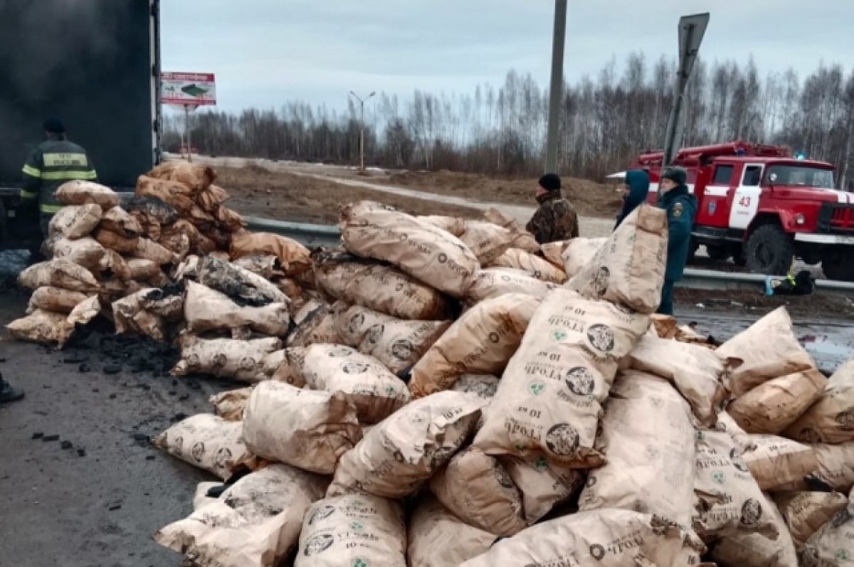 Во Владимирской области на трассе М-7 загорелась фура с углем | АиФ Владимир