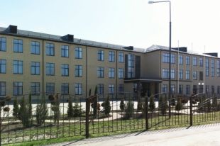 Школа в станице Староминской, в которой обучается мальчик.