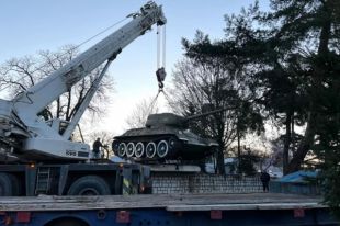 В Мукачево демонтировали памятник советскому танку