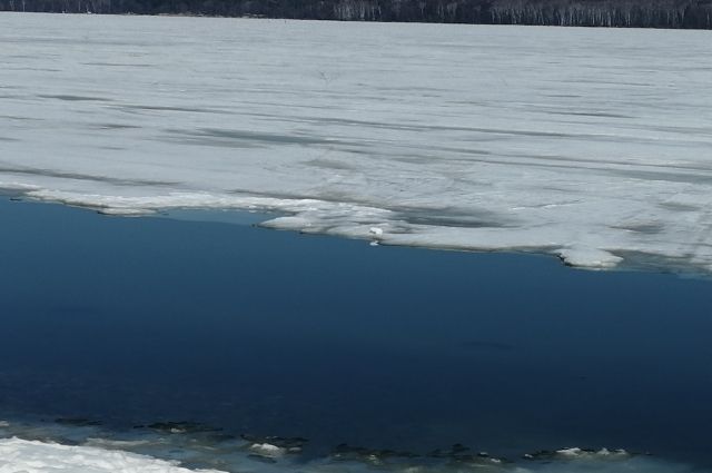Сурское водохранилище. Лёд уже начал активно таять.