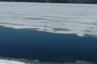 Сурское водохранилище. Лёд уже начал активно таять.
