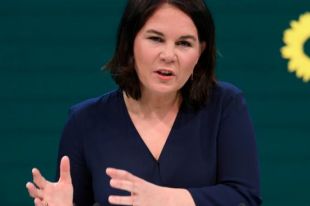Украина нуждается в тяжелом вооружении, — Бербок