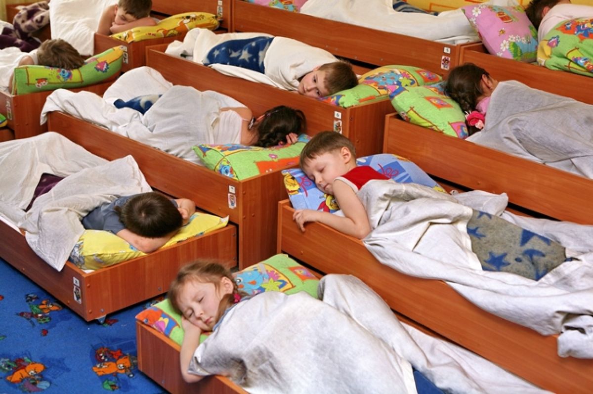 Тихий час в нижнем. Сончас в детском саду. Тихий час в садике. Дети просыпаются в детском саду. Дети спят в детском саду.
