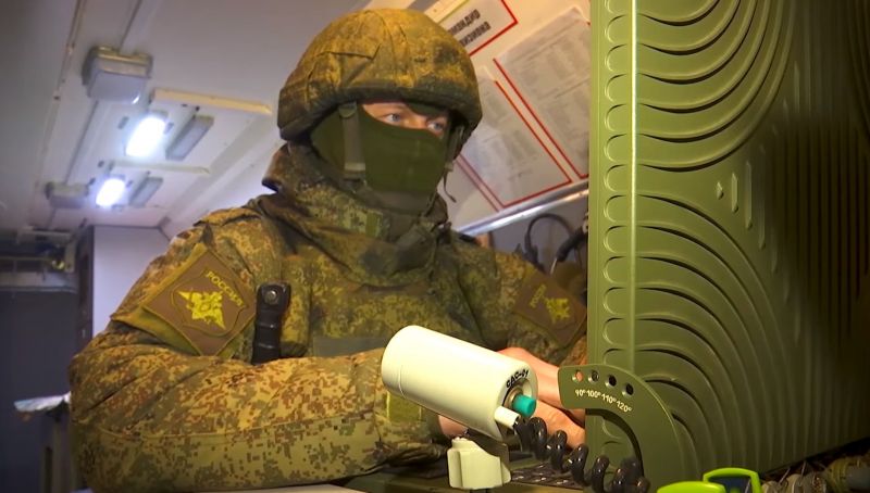Военнослужащий РФ во время работы расчётов оперативно-тактических ракетных комплексов (ОТРК) «Искандер» в ходе специальной военной операции на Украине
